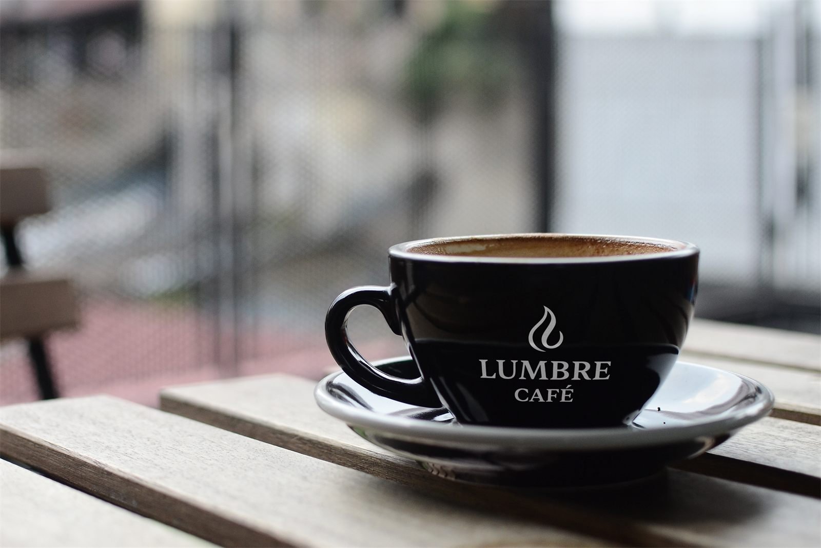 Taza de café Lumbre junto a la ventana
